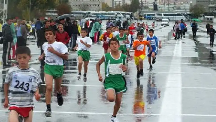 Özalp'lı kardeşlerin atletizm başarısı