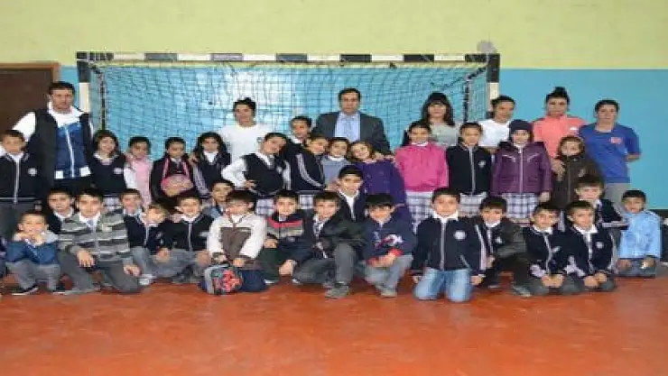 Öğrencilerden hentbol takıma destek