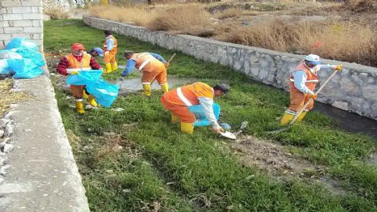 BELEDİYE'DEN DERE TEMİZLİĞİ