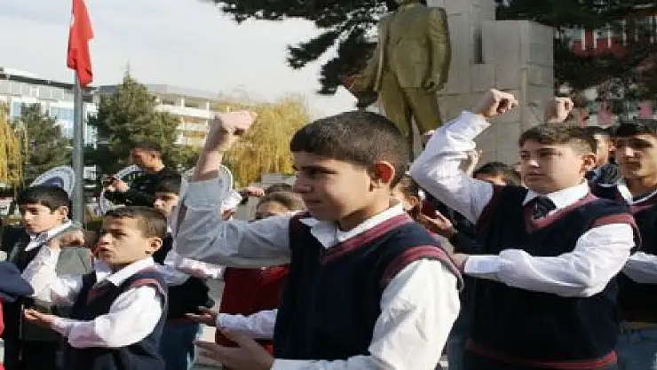İSTİKLAL MARŞI'NI İŞARETLERLE OKUDULAR