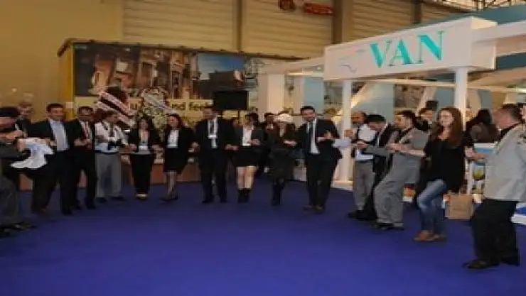 İZMİRLİLER VAN TÜRKÜLERİ İLE COŞTU