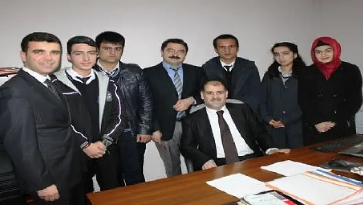 ÖĞRENCİLERDEN MÜDÜR KINA'YA ZİYARET