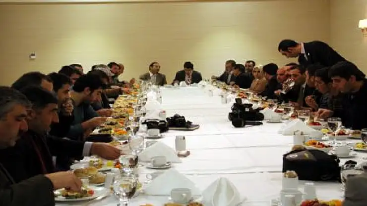 ÇİFTÇİ GAZETECİLERLE BİR ARAYA GELDİ