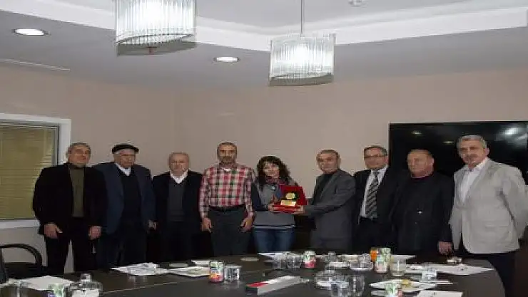 EMEKLİYE AYRILAN İLK PERSONELE PLAKET