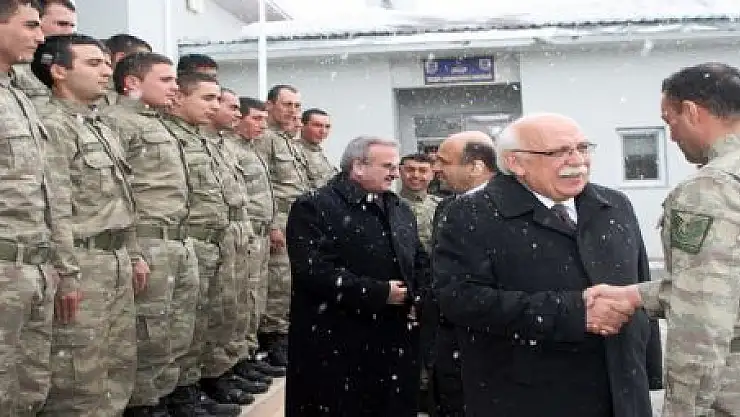 BAKANLARDAN ASKERLERE ZİYARET