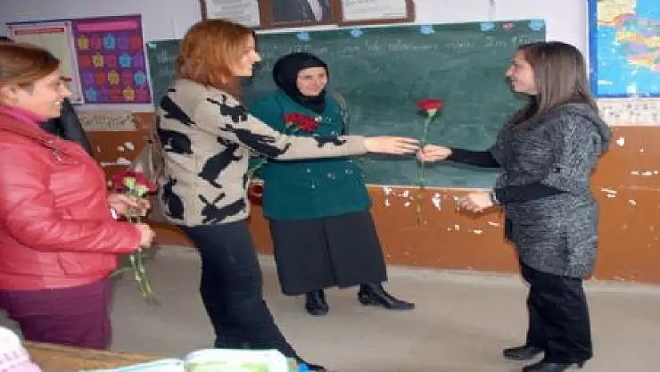 BDP'Lİ KADINLAR GÜL DAĞITTI