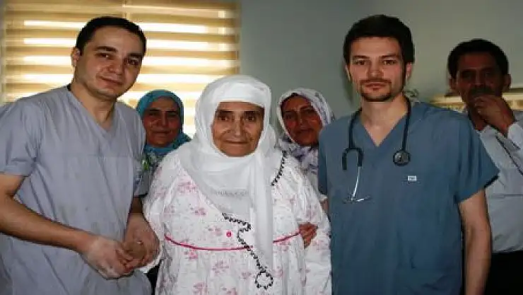 AMELİYATINI CANLI İZLEDİ