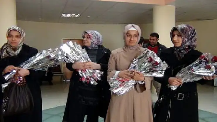 ERCİŞ'TE BAYANLARA KARANFİL VERİLDİ