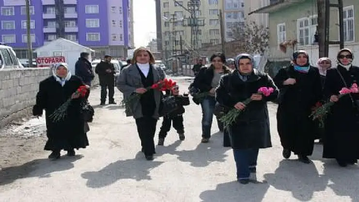 8 MART'I KARANFİLLERLE KUTLADILAR