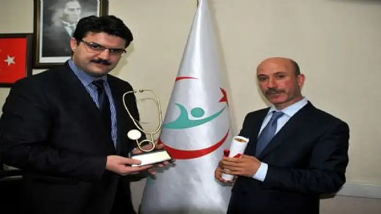 YILIN DOKTOR ÖDÜLÜ TUNCER'E