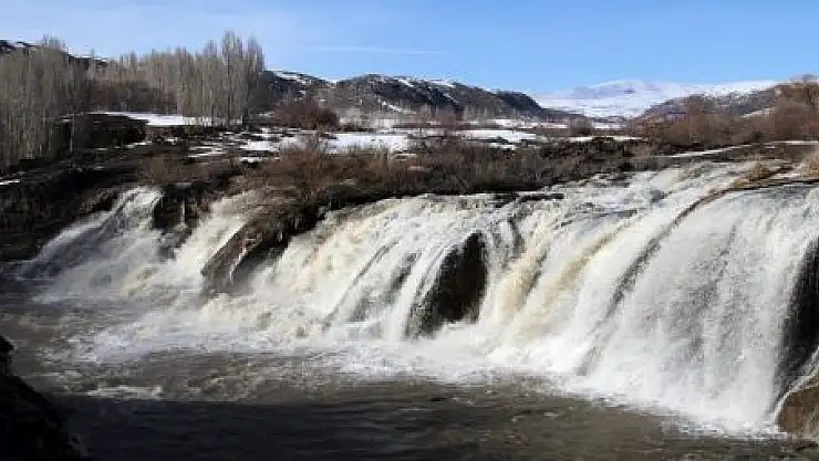 MURADİYE ŞELALESİ'NİN İKİ FARKLI YÜZÜ