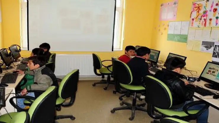 ÖĞRENCİLER BİLGİSAYARLA BULUŞTU