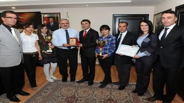 KARALOĞLU'NA 'TEŞEKKÜR' PLAKETİ
