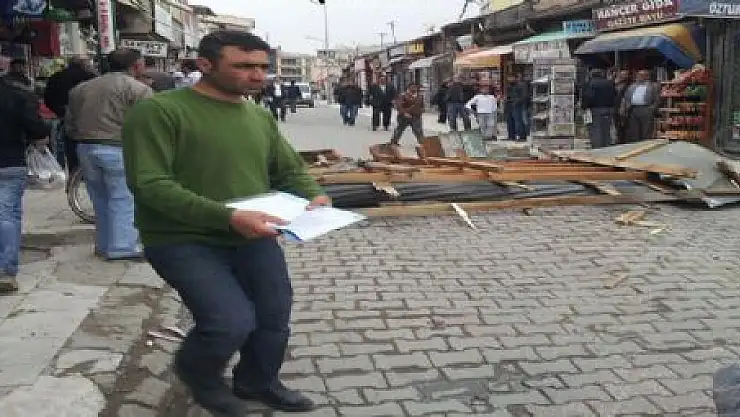 ERCİŞ'TE ÇATI FIRTINAYA DAYANAMADI