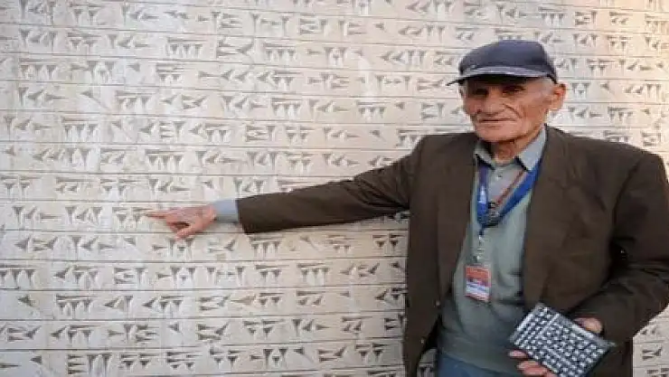 ÇİVİ YAZISINI AMERİKALILARA TANITIYOR