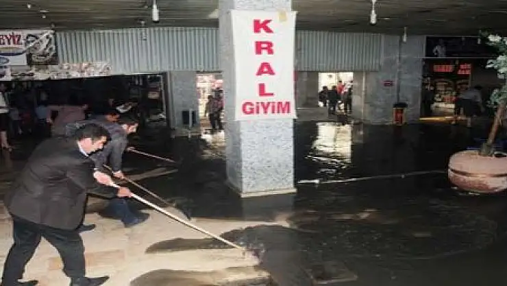VAN'DA İŞYERLERİ SULAR ALTINDA