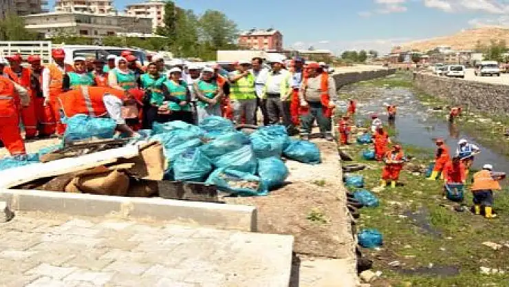 AKKÖPRÜ DERESİ TEMİZLENİYOR