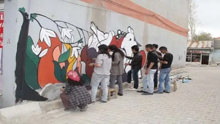 BAŞKALE SOKAKLARI RENKLENİYOR