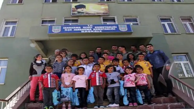 ÖĞRENCİLER JANDARMA KARAKOLUNDA