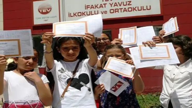 306 BİN ÖĞRENCİ KARNESİNİ ALDI