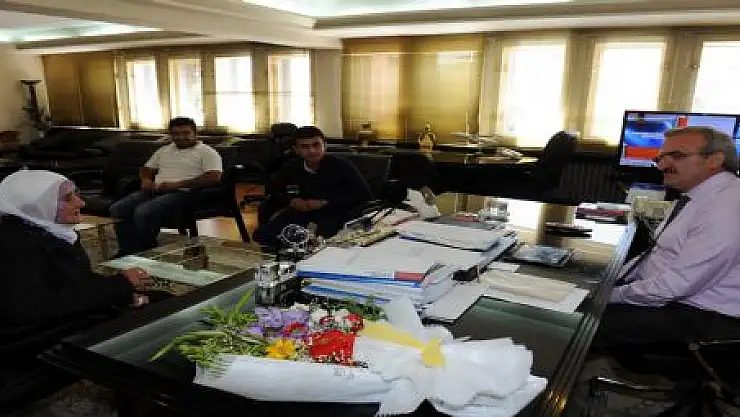 ZAHİDE  NİNE VALİLİK MAKAMINDA