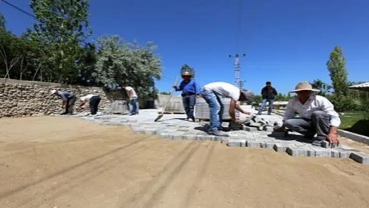 EDREMİT'TE YOLLAR  YENİLENİYOR