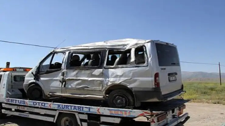 MİNİBÜS TAKLA ATTI: 10 YARALI