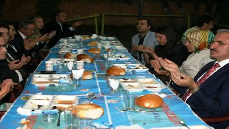 KARALOĞLU İLK İFTARINI ÇADIRDA AÇTI