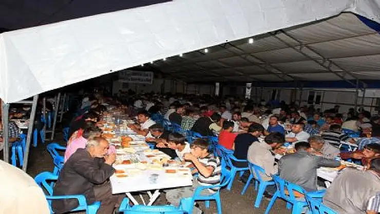 YÜZLERCE VATANDAŞI İFTARDA MİSAFİR EDİLDİ