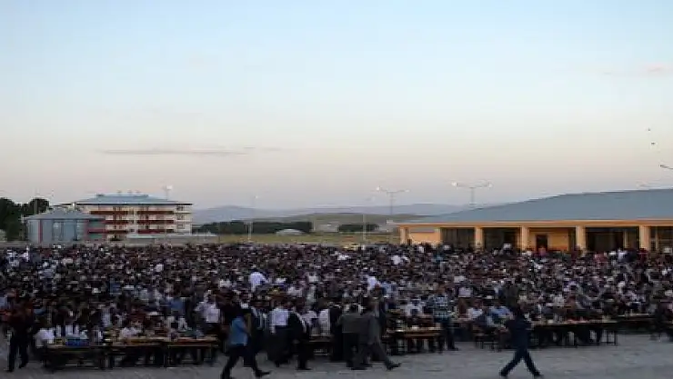 ÇALDIRAN BELEDİYESİ'NDEN İFTAR YEMEĞİ