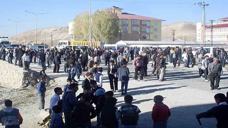 ÇALDIRANDA ÜST GEÇİT PROTESTOSU
