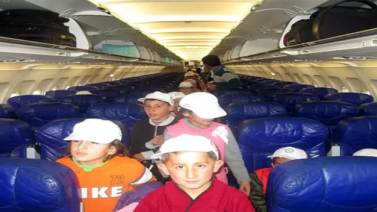 ÇOCUKLAR İLK DEFA UÇAĞA BİNDİLER
