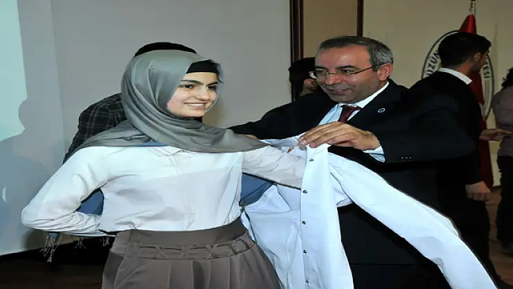 ECZACILIK FAKÜLTESİ ÖĞRENCİLERİ ÖNLÜK GİYDİ