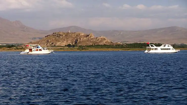 VAN GÖLÜNDE YANARDAĞ AÇIKLAMASINA ELEŞTİRİ