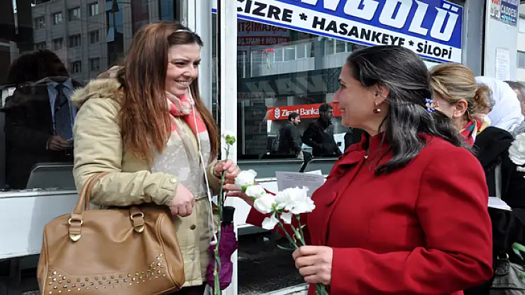 KADINLAR VAN'DA KARANFİL DAĞITTI