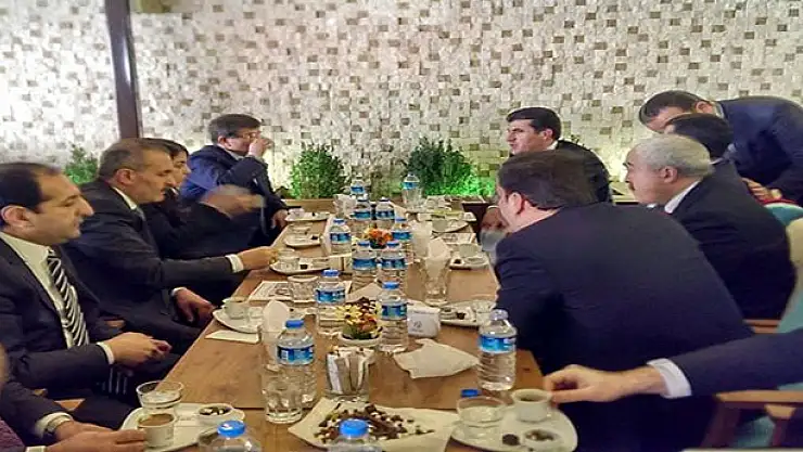 Barzani ve Davutoğlu Kahve Diyarı'nda Mola Verdi