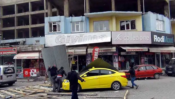 ERÇİŞ'TE FIRTINA PANİĞE NEDEN OLDU