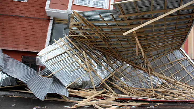 VAN'DA FIRTINA ÇATI UÇURTTU