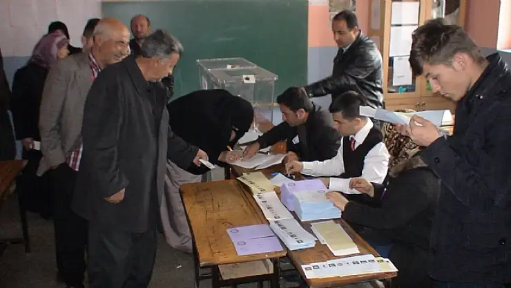 VAN'DA  OY VERME İŞLEMİ DEVAM EDİYOR