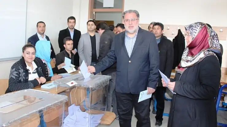 AK PARTLİ  GÜLAÇAR  OYUNU EŞİYLE KULLANDI