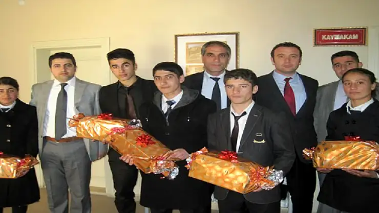SARAYDA BAŞARILI ÖĞRENCİLERE HEDİYE