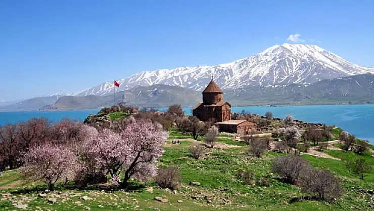 AKDAMAR ADASI ÇİÇEK AÇTI