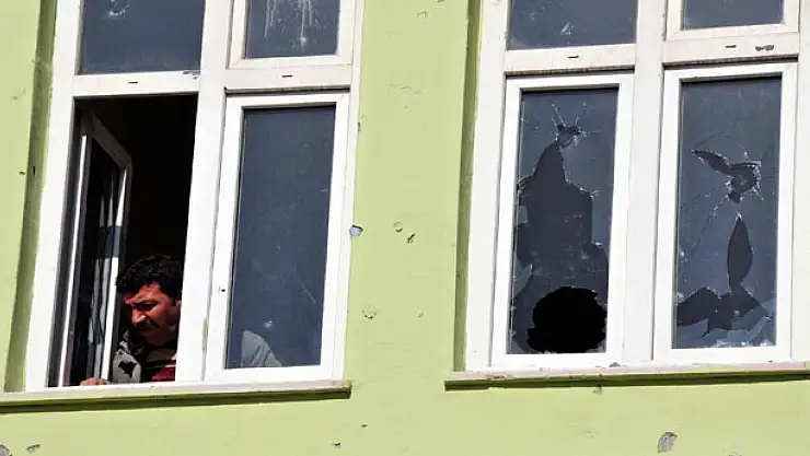 Van'da Öğrenci Pansiyonuna Taşlı Saldırı