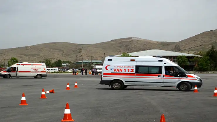 Ambulans Şoförlerini Bayanlar Eğitiyor
