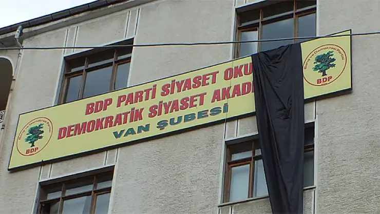 BDP Soma faciası için il binasına siyah bez astı