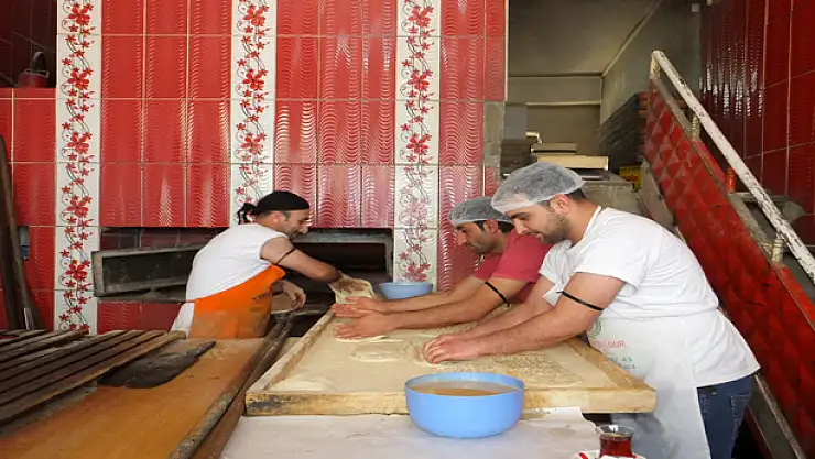Vanlı esnaf Somalı kardeşleri için karalar bağladı