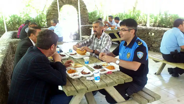 Hükümlü ve Polisler Birlikte Piknik Yaptı