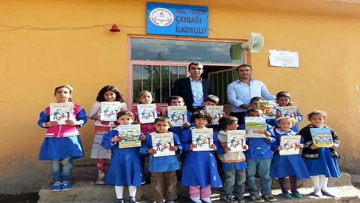 Kaymakamlıktan Öğrencilere Tatil Kitabı Dağıttı