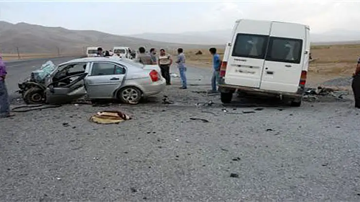 Gürpınar'da Trafik Kazası: 1 Ölü, 2 Yaralı