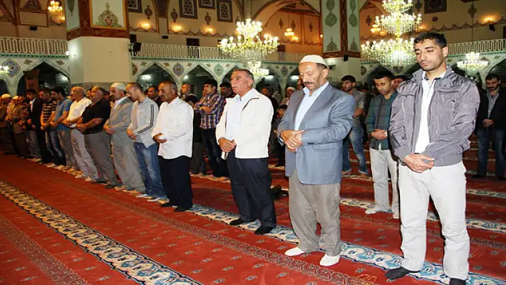 Berat Kandilinde Vatandaş Camilere Akın Etti 